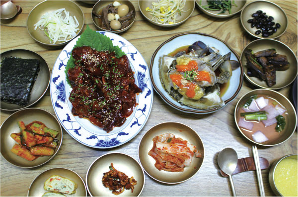 A full-course Keunkiwajip meal with an array of side dishes