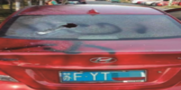 A Korean Car Vandalized by Some Unidentified Chinese Consumers Protesting Against THAAD Deployment / biz.chosun.com