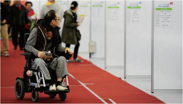 Though the government has introduced policies for people with disabilities, they are still facing many difficulties in life./ tinnews.co.kr