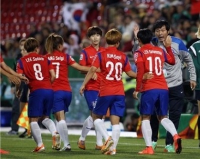 Jeong Sung-chun Coach and Players of the Women's Soccer Team, After the Game with Germany During the 2016 U-20 World Cup (sports.news.naver.com)