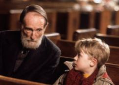 Kevin and Marley in a Catholic Church (20th Century Fox)