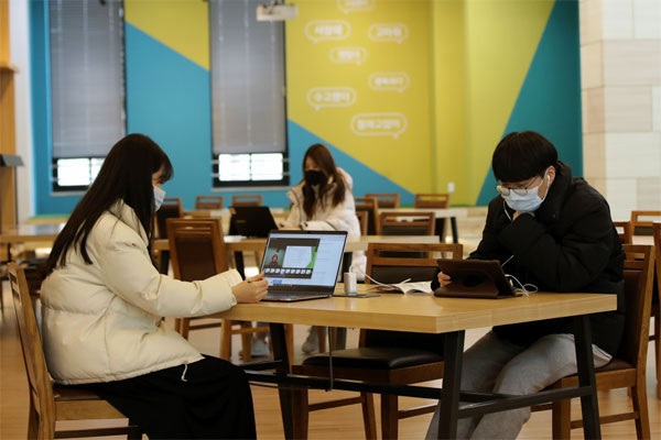 Students Taking Online Lectures in the Library (https://www.mk.co.kr/news/society/view)
