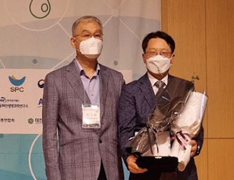 Professor Lee Jae-hwan and Director Park Ki-moon (dailysmart.co.kr)