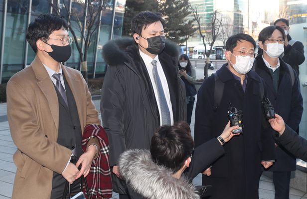 Professor Cho and His Group at the Seoul Administrative Court (chosun.com)