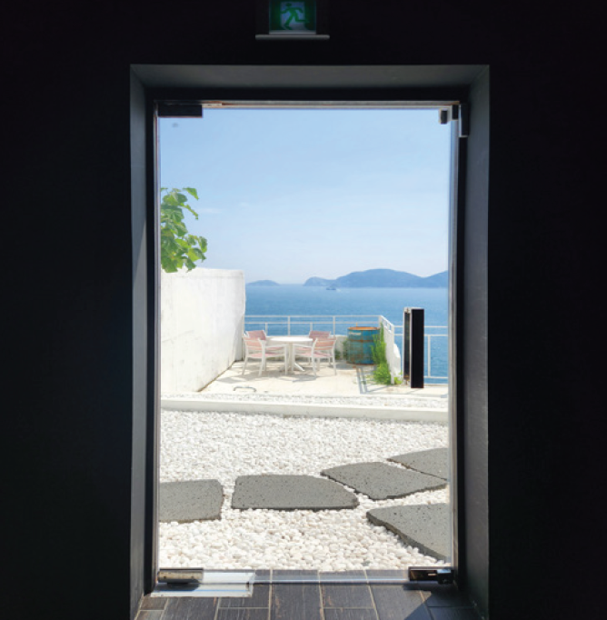 Sinki Yeoul’s Door to the Terrace