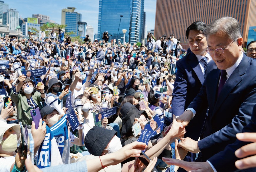Moon Jae-in’s Fandom Bidding Farewell to the Former President (daily.hankooki.com)