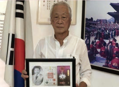 Antonio Kim Holding His Grandfather’s Medals of Honor (yna.co.kr)