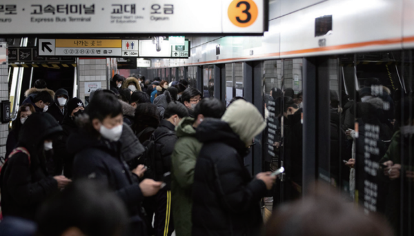 Crowded Subway in Seoul (khan.co.kr)