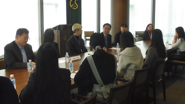 President Yoo and Students of the Campus Press