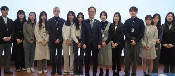 Student Reporters and President Yoo