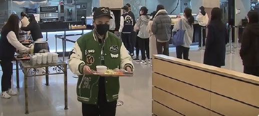 Students Line Up to Have a Meal for ₩1,000 at SKKU (ytn.co.kr)