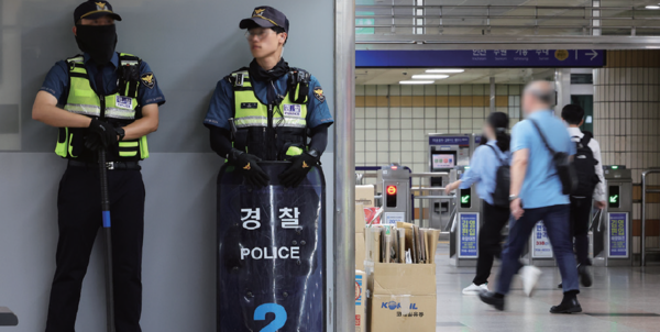 The Police Patrolling to Prevent the Stabbing (yna.co.kr)