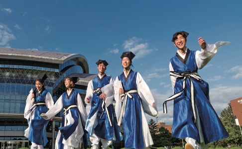 Kingos Dressed in Traditional Yusaeng Costumes (skb.skku.edu)