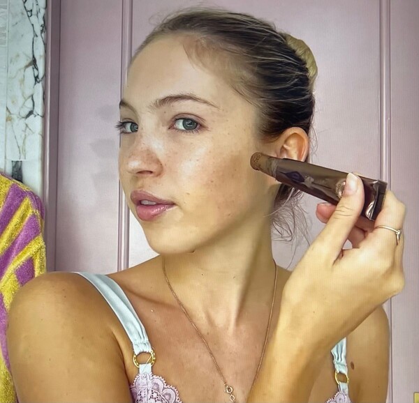 Model Lila Moss Shares Her Beauty Secrets (Vogue Official YouTube)