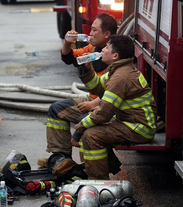 Fire Officials Taking a Short Break (yna.co.kr)
