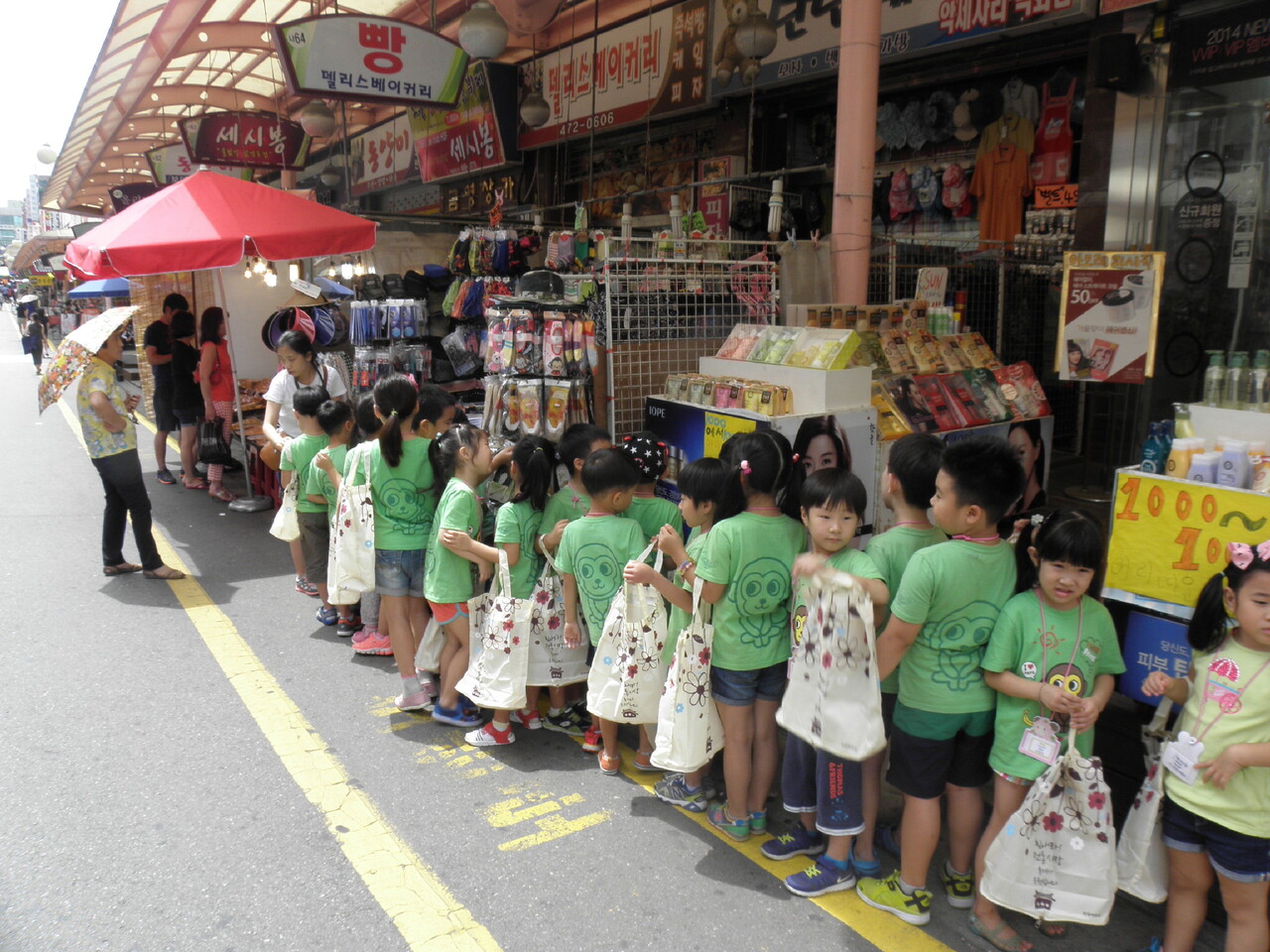 Children Experiencing the Charm of the Korean Traditional Market (incheonilbo.com)
