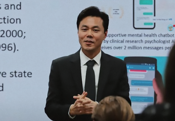 Professor Lee Presenting His Research Findings