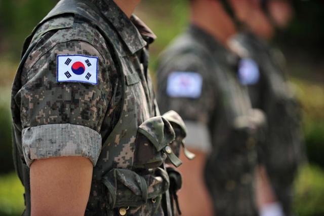 Young Korean Men in Military (hankookilbo.com)