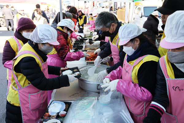 Volunteer Group at the Site of the Jeju Air Plane Crash (chosun.com)