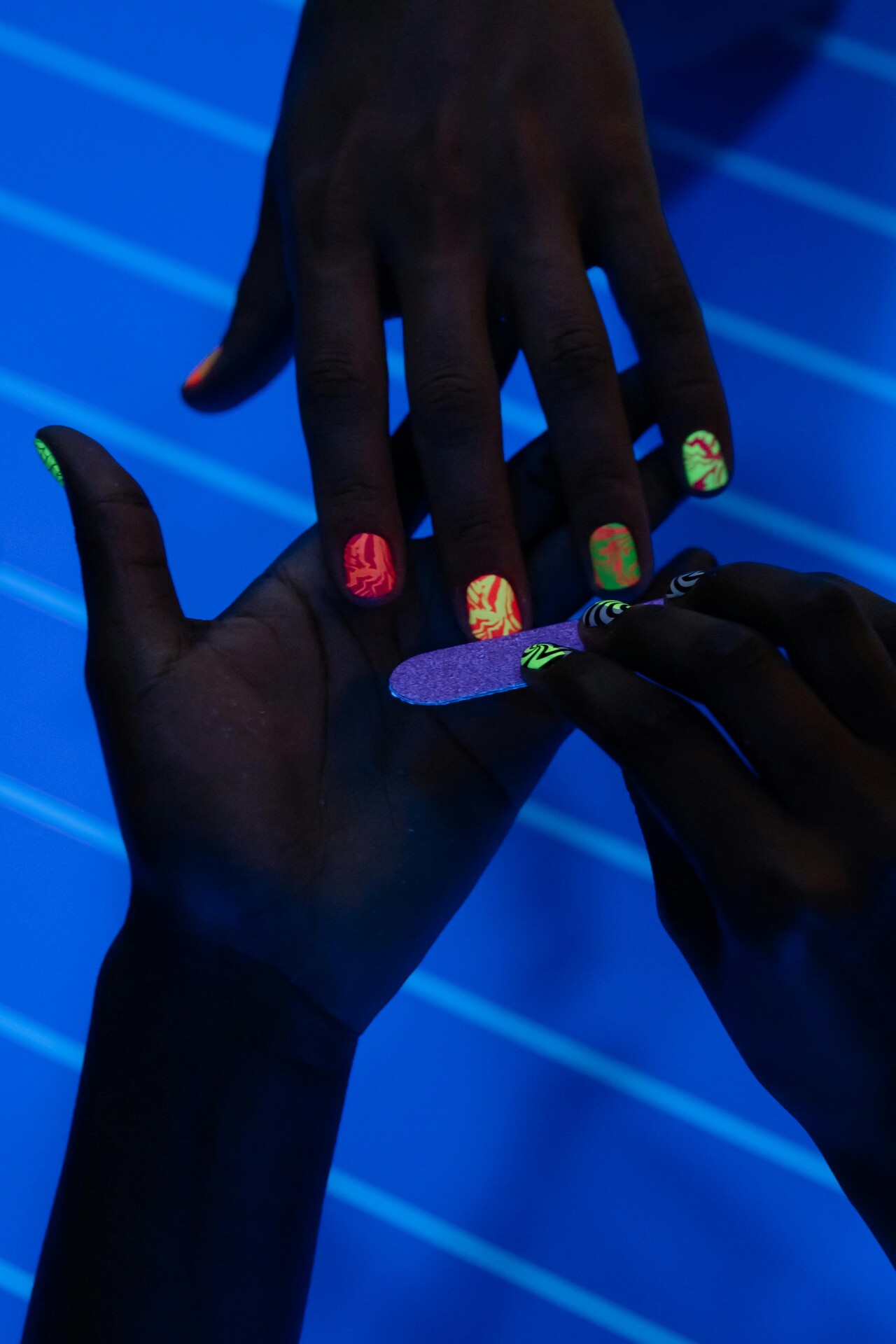 Neon Nails (pexels.com)