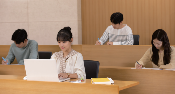 A Silent Lecture Hall without Questions